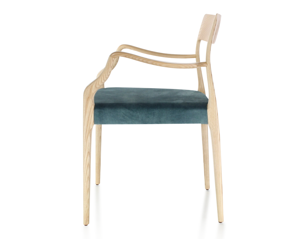 Chaise scandinave avec accoudoirs bois teinte naturelle assise tissu velours bleu pétrole