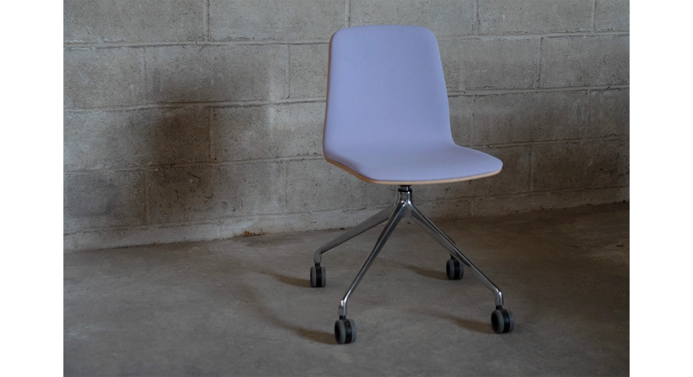 Chaise de bureau à roulettes dossier bois teinte naturelle assise en tissu mauve