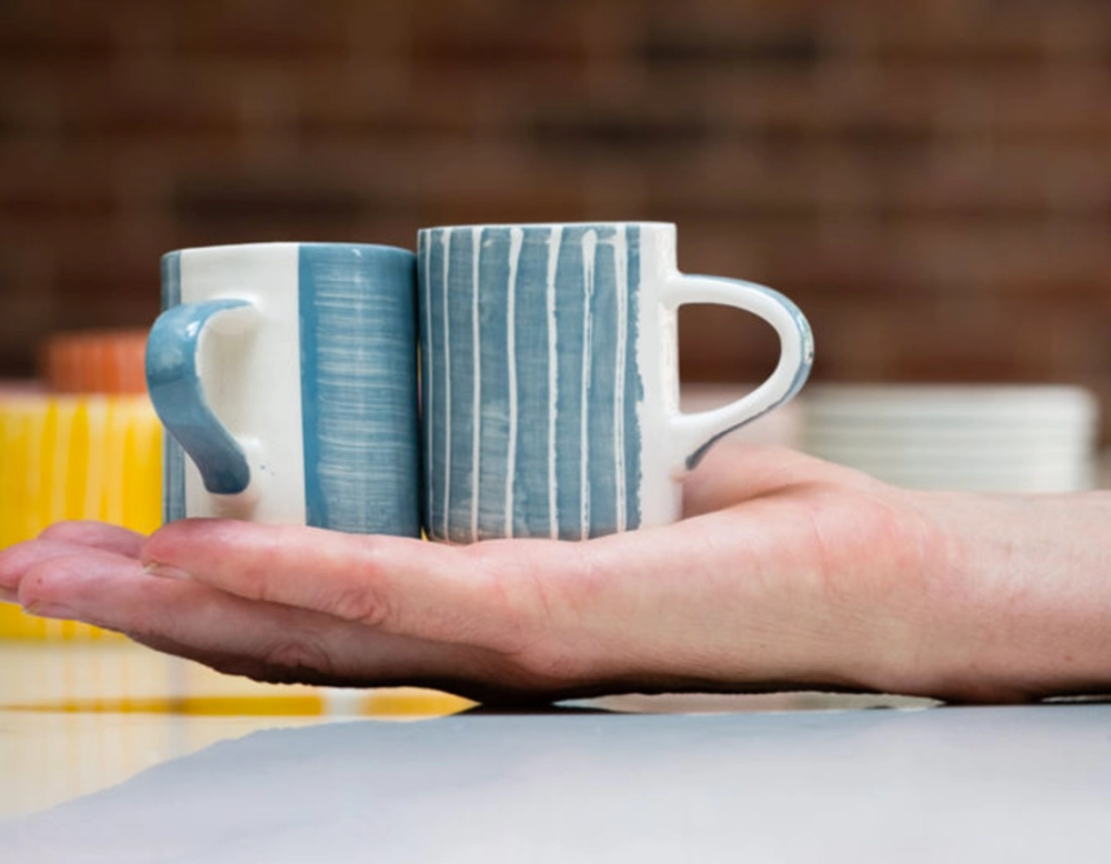 Taza de café de cerámica gris claro liso