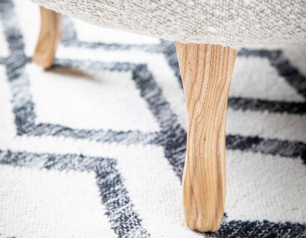 Fauteuil crapaud sans accoudoirs pieds bois teinte naturelle et tissu bouclé blanc