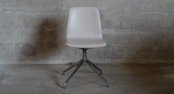Silla de oficina sin ruedas respaldo de madera en tono natural asiento de piel gris claro