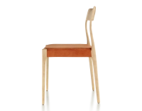 Silla escandinava madera tinte natural asiento tejido terciopelo terracota