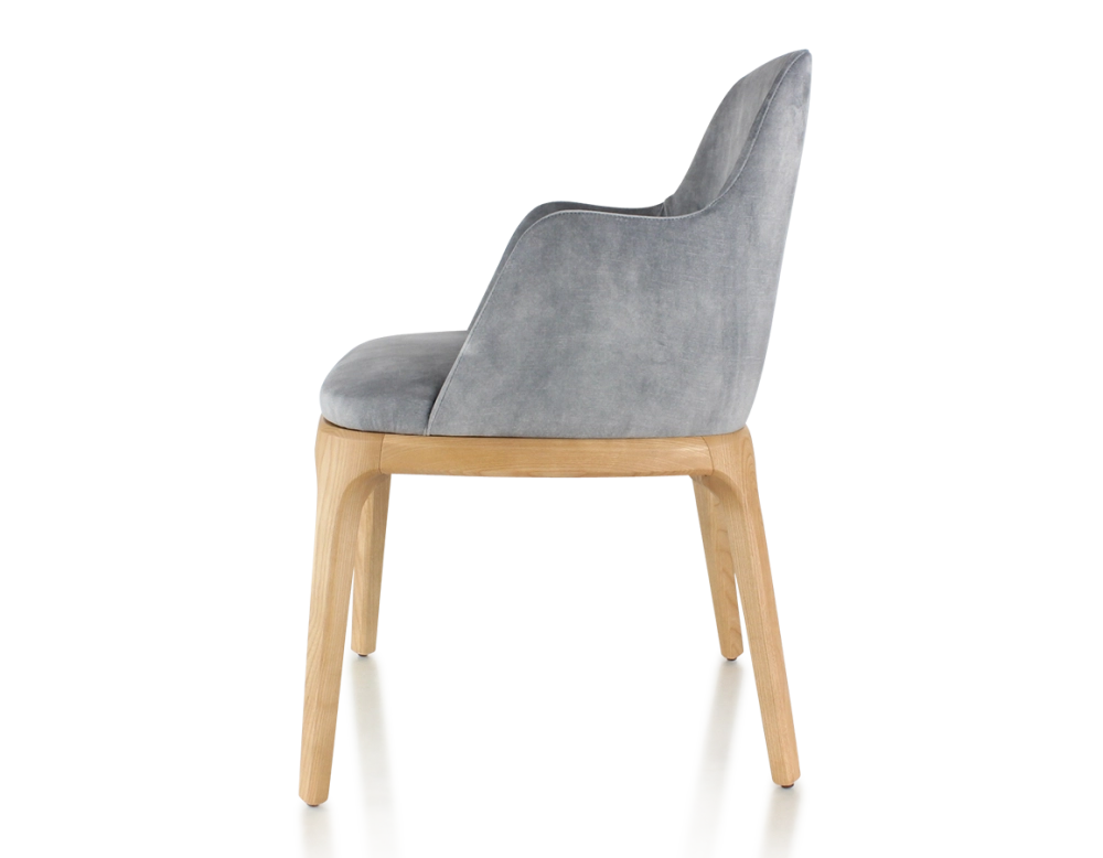 Chaise design avec accoudoirs bois teinte naturelle et tissu velours gris