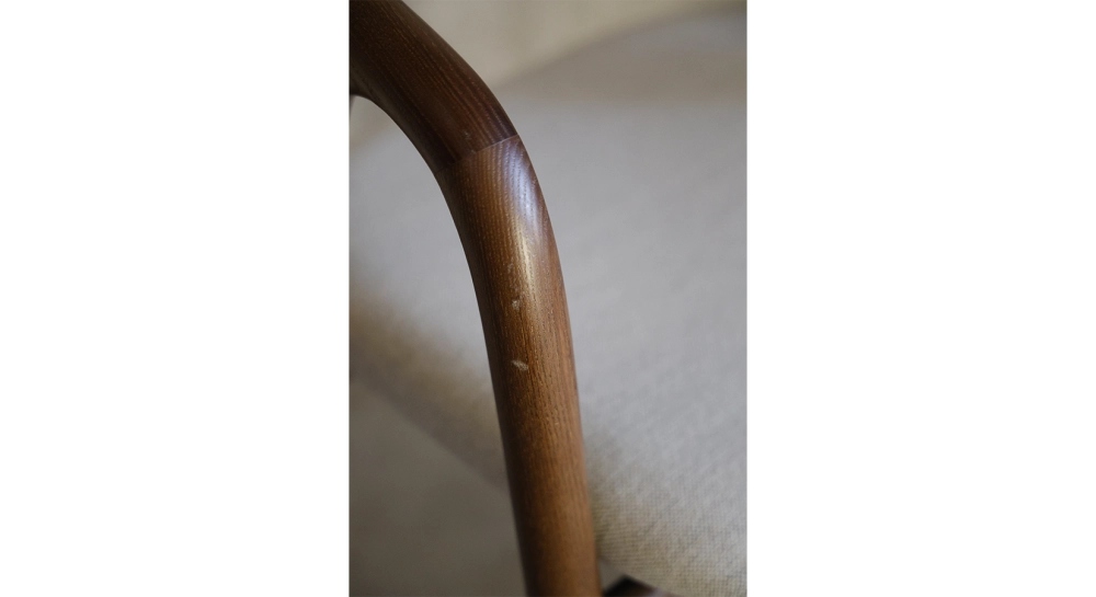 Chaise scandinave bois teinte marron foncé assise tissu beige naturel