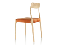 Silla escandinava madera tinte natural asiento tejido terciopelo terracota