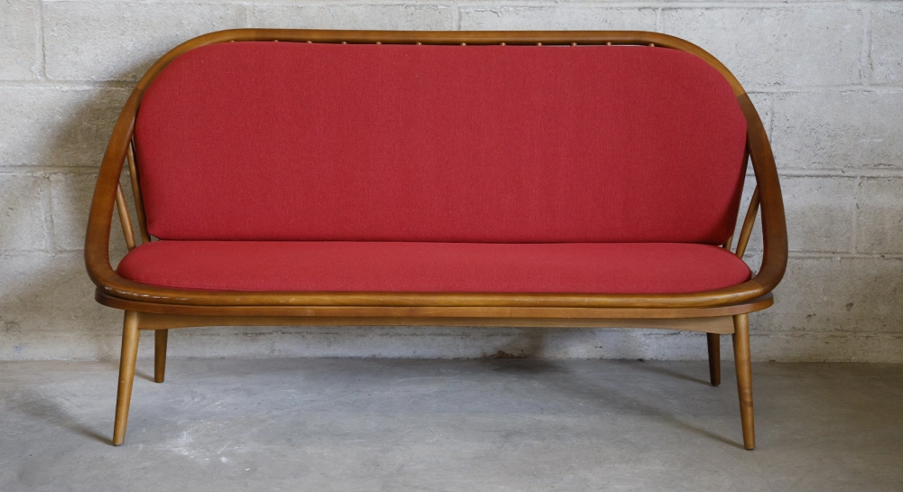 Canapé scandinave 2 places bois teinte merisier et tissu rouge