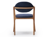 Chaise design avec accoudoirs bois teinte naturelle et tissu bleu océan