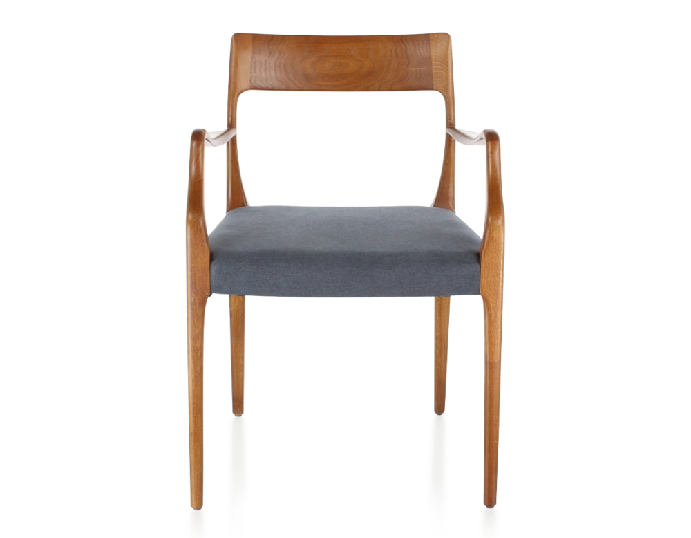 Silla escandinava con reposabrazos madera tinte cerezo asiento tejido gris