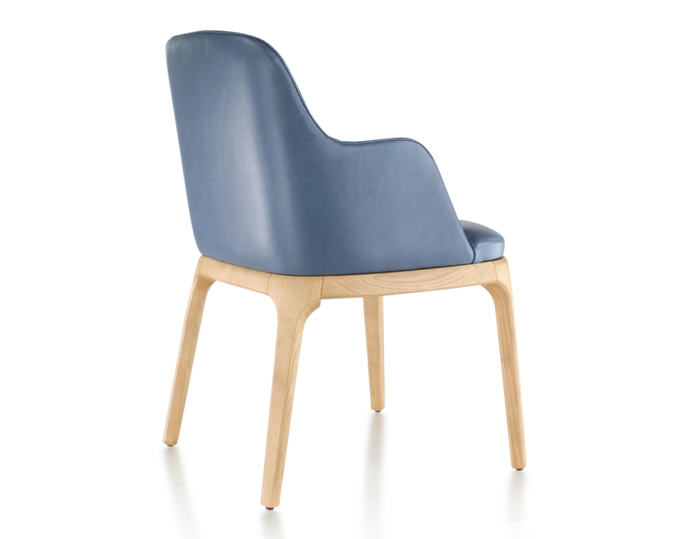 Silla de diseño con reposabrazos madera en tinte natural y piel azul tormenta