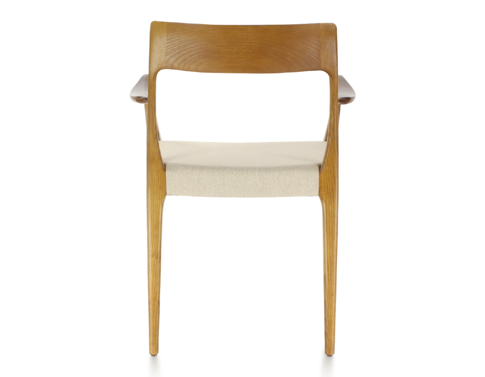 Scandinavian armchair with armrests cherry-stained wood, camel-coloured fabric seat