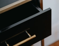 Console design frêne laqué noir et métal patine laiton