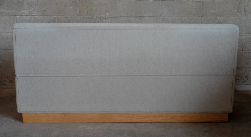Banquette socle en chêne naturelle assise tissu beige naturel