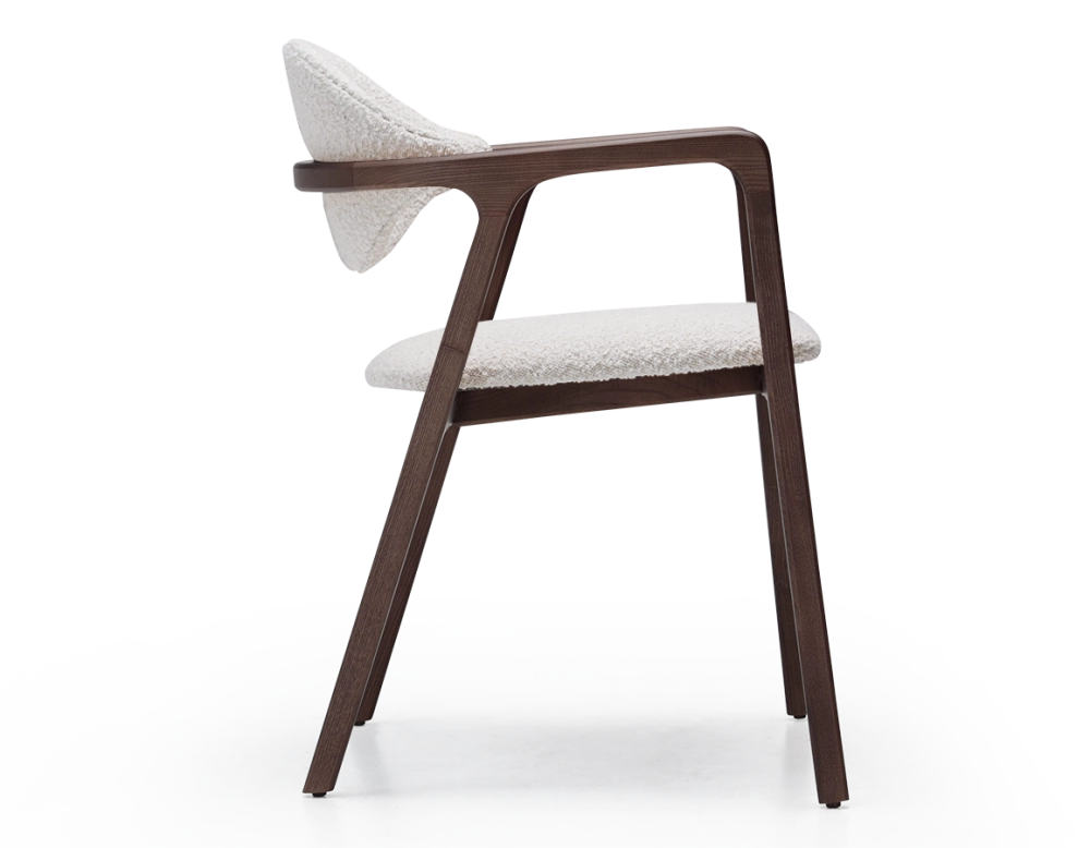 Chaise design avec accoudoirs bois teinte marron foncé et tissu bouclé blanc