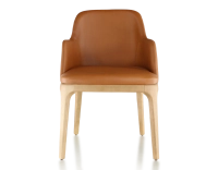 Silla de diseño con reposabrazos madera en tinte natural y piel caramelo