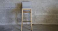 Tabouret de bar en chêne H80 cm bois teinte naturelle assise tissu gris