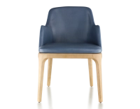 Silla de diseño con reposabrazos madera en tinte natural y piel azul tormenta