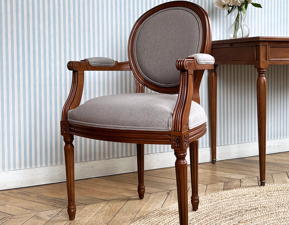 Chaise ancienne style Louis XVI avec accoudoirs bois teinte ancienne et tissu gris clair