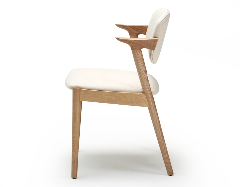 Chaise scandinave bois teinte naturelle assise tissu blanc cassé
