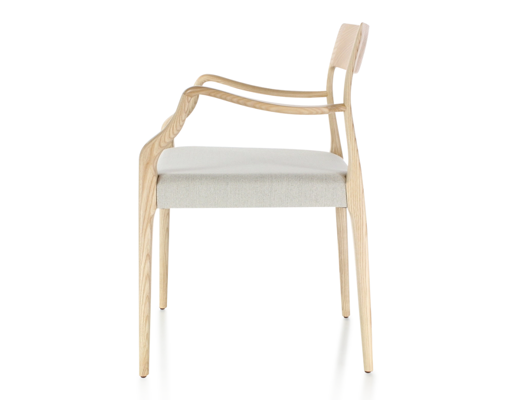 Silla escandinava con reposabrazos madera tinte natural asiento tejido beige natural