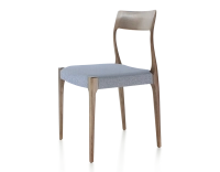 Chaise scandinave bois teinte marron foncé assise tissu chevron bleu