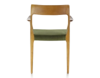 Silla escandinava con reposabrazos madera tinte cerezo asiento tejido verde oliva
