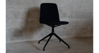 Chaise de bureau sans roulettes dossier bois teinte noire intense assise tissu noir