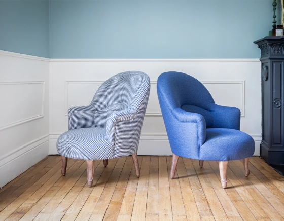 Sillón crapaud con reposabrazos patas de madera tinte nogal y tejido pata de gallo azul y blanco