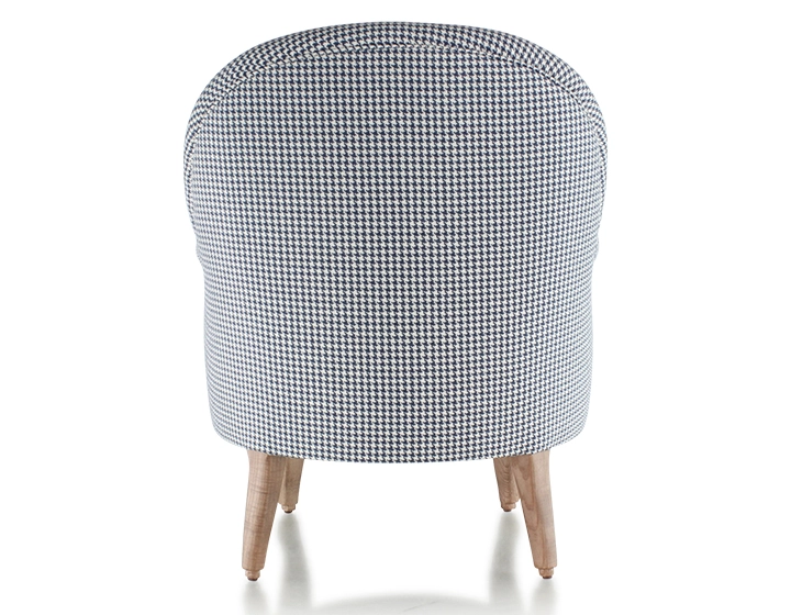 Fauteuil crapaud avec accoudoirs pieds bois teinte noyer et tissu pied-de-poule bleu et blanc