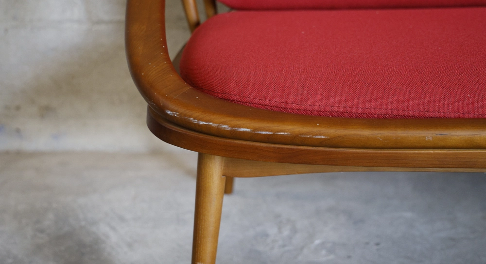 Canapé scandinave 2 places bois teinte merisier et tissu rouge