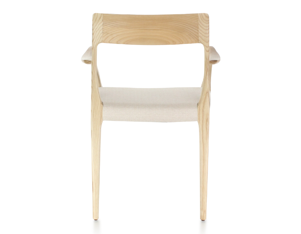 Chaise scandinave avec accoudoirs bois teinte naturelle assise tissu chevron beige