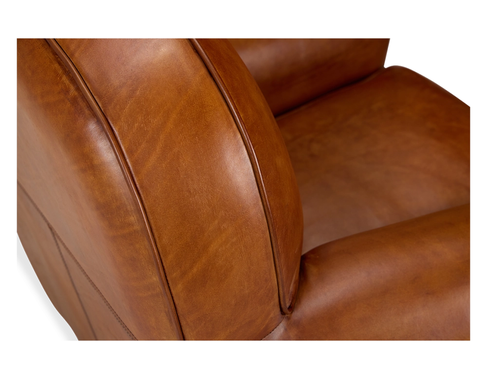 Fauteuil club cuir marron clair accoudoirs cloutés