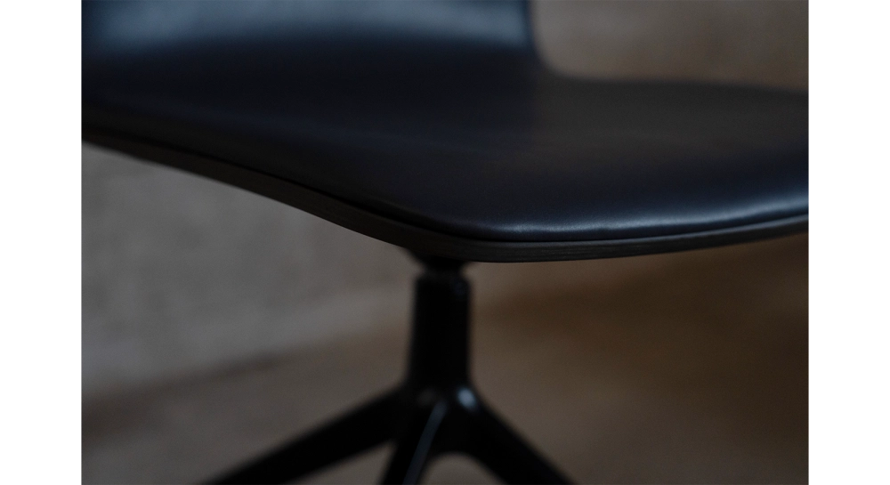 Chaise de bureau sans roulettes dossier bois teinte anthracite assise en cuir de vachette anthracite