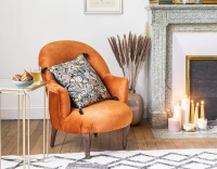Fauteuil crapaud avec accoudoirs pieds bois teinte noyer et tissu velours terracotta