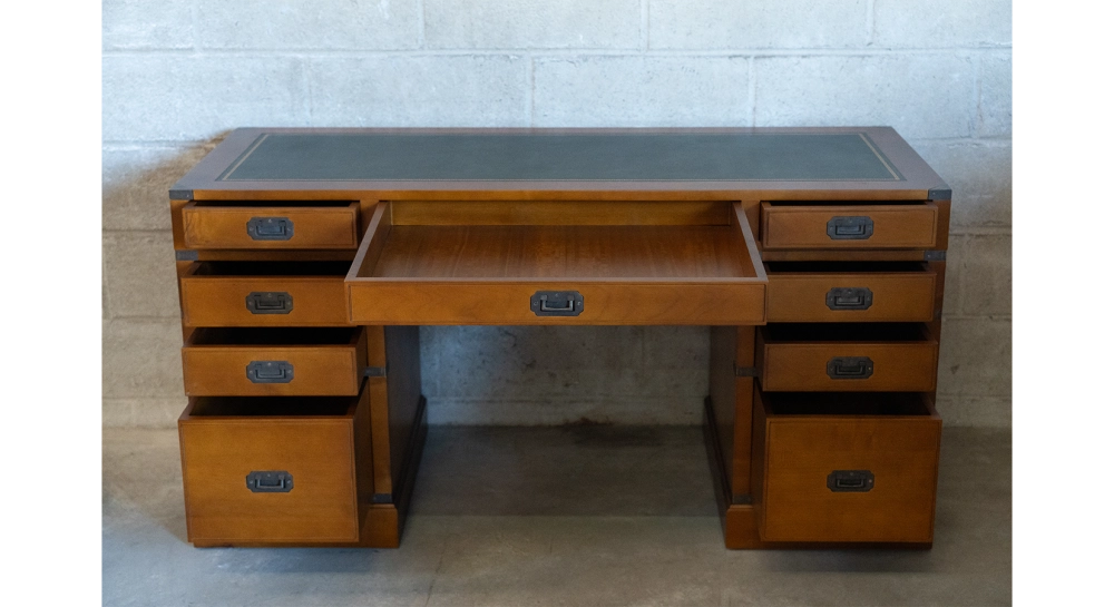 Bureau marine double caissons 9 tiroirs bois teinte merisier et cuir vert