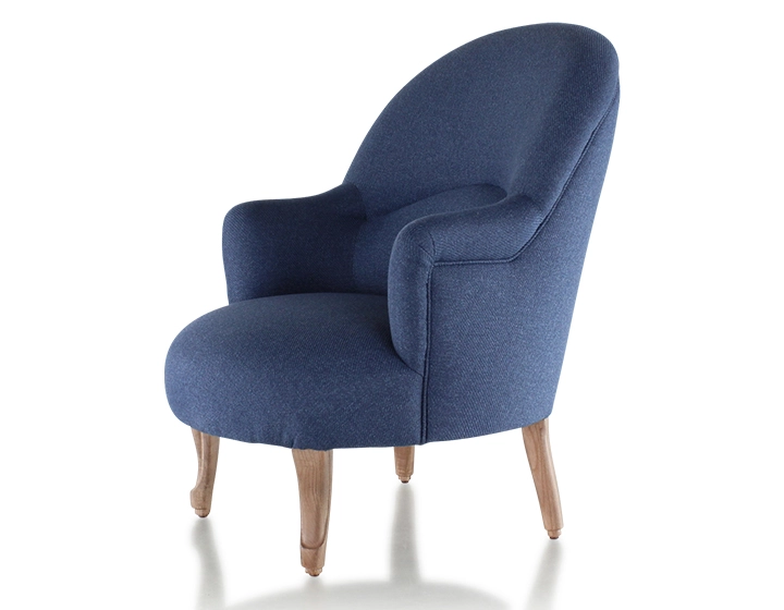 Fauteuil crapaud avec accoudoirs pieds bois teinte noyer et tissu bleu marine