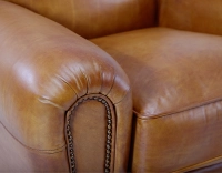 Fauteuil club cuir cognac accoudoirs cloutés