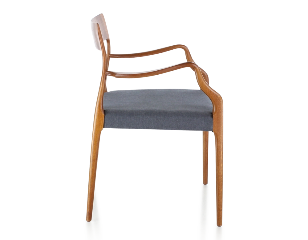 Silla escandinava con reposabrazos madera tinte cerezo asiento tejido gris
