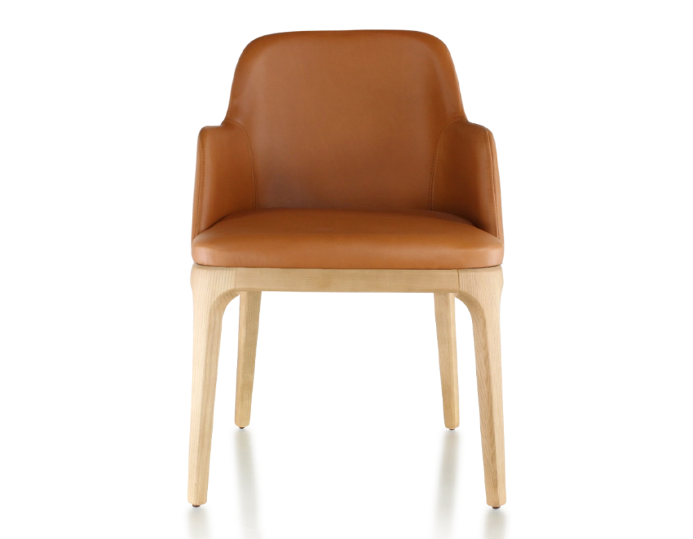 Silla de diseño con reposabrazos madera en tinte natural y piel caramelo