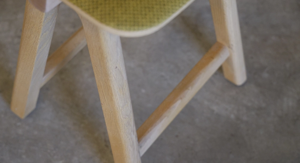 Taburete de bar de roble tapizado H60 cm madera tinte natural asiento tejido jaspeado amarillo