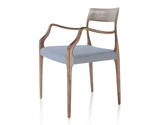 Chaise scandinave avec accoudoirs bois teinte marron foncé assise tissu chevron bleu