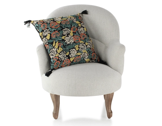 Sillón crapaud con reposabrazos patas de madera tinte nogal y tejido beige natural