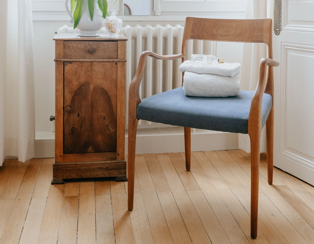 Silla escandinava con reposabrazos madera tinte cerezo asiento tejido gris