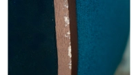 Sillón club de tela tissu bleu socle bois teinte noyer
