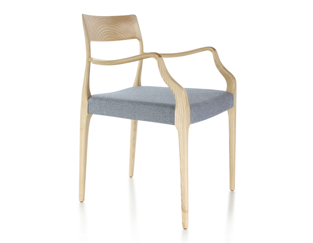 Chaise scandinave avec accoudoirs bois teinte naturelle assise tissu chevron bleu