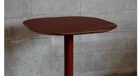 Extensible table for 6 to 8 people in oak and ceramic with ceramic extension with dark stained wood and a slate effect ceramic top and extension. 140x100 cm