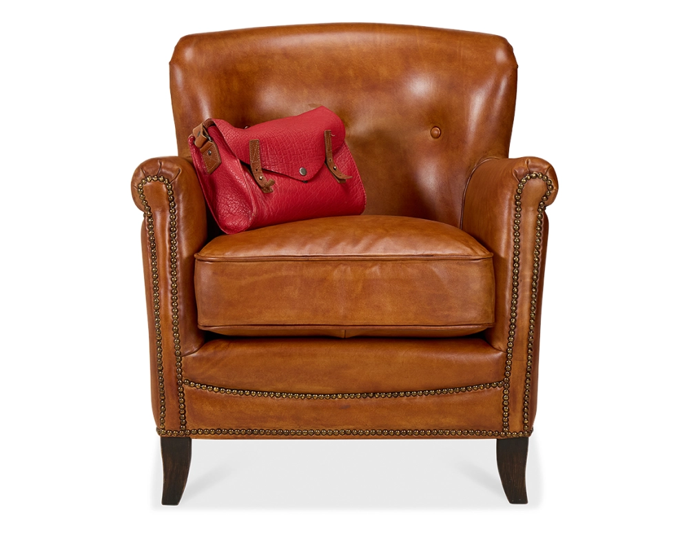Fauteuil club cuir marron clair accoudoirs cloutés
