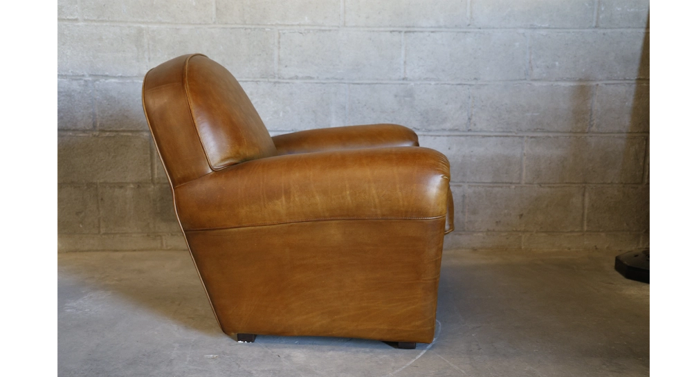 Sillón club de piel cognac reposabrazos con tachuelas