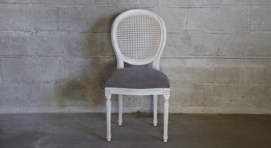 Silla antigua estilo Luis XVI respaldo de rejilla madera tintada cerúlea blanca y tejido topo