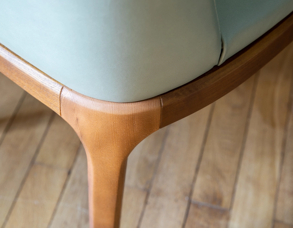 Chaise design bois teinte merisier et cuir cuir vert sauge