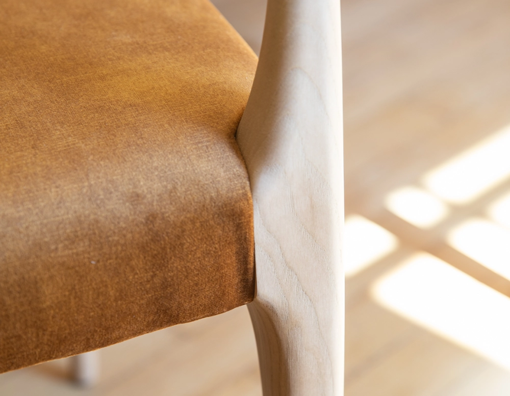 Chaise scandinave bois teinte naturelle assise tissu velours bronze
